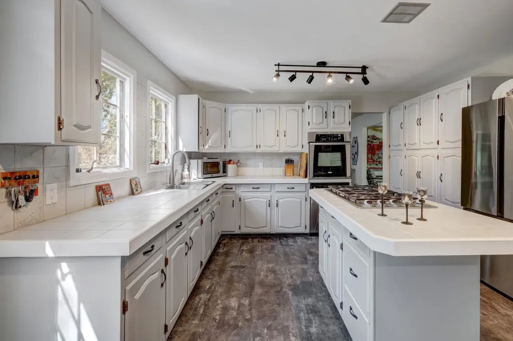 150 9 Street NW Drumheller AB T0J 0Y1