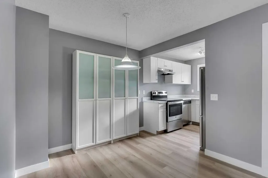 7172 Coach Hill Road SW Calgary AB T3H 1C8
