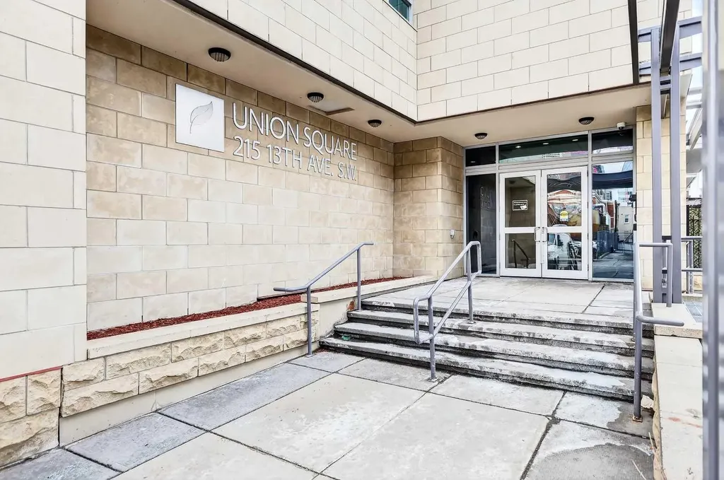 215 13 Avenue SW Calgary AB T2R0V6