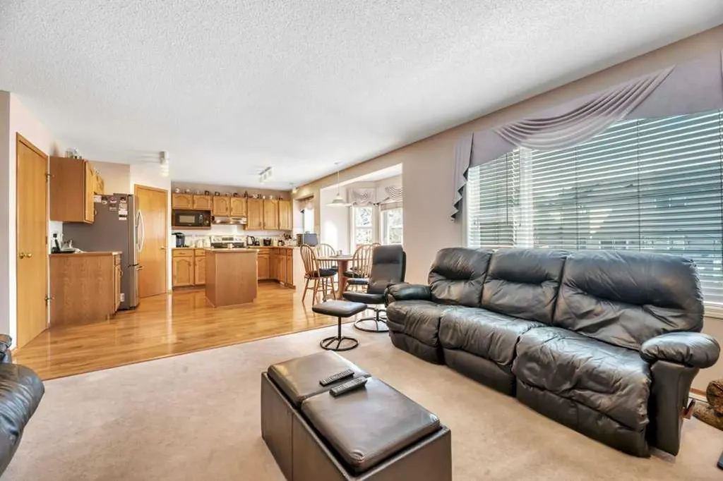 52 Country Hills Green NW Calgary AB T3K 4Y4