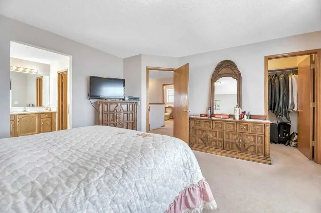 52 Country Hills Green NW Calgary AB T3K 4Y4