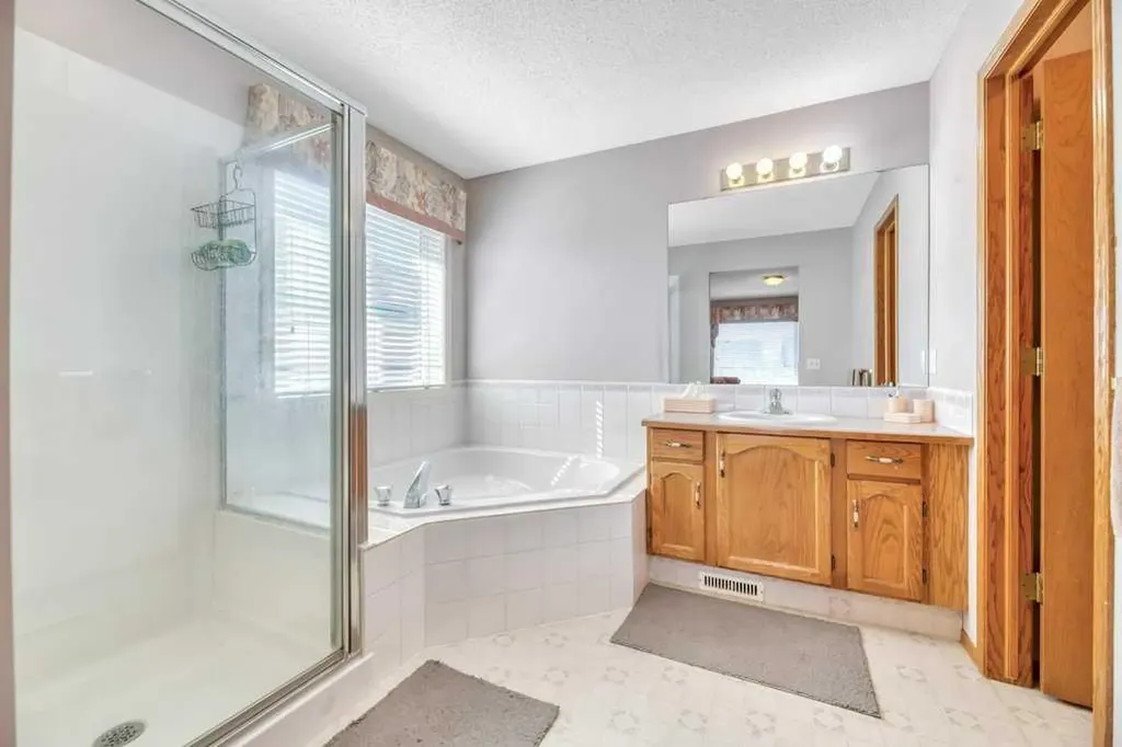 52 Country Hills Green NW Calgary AB T3K 4Y4