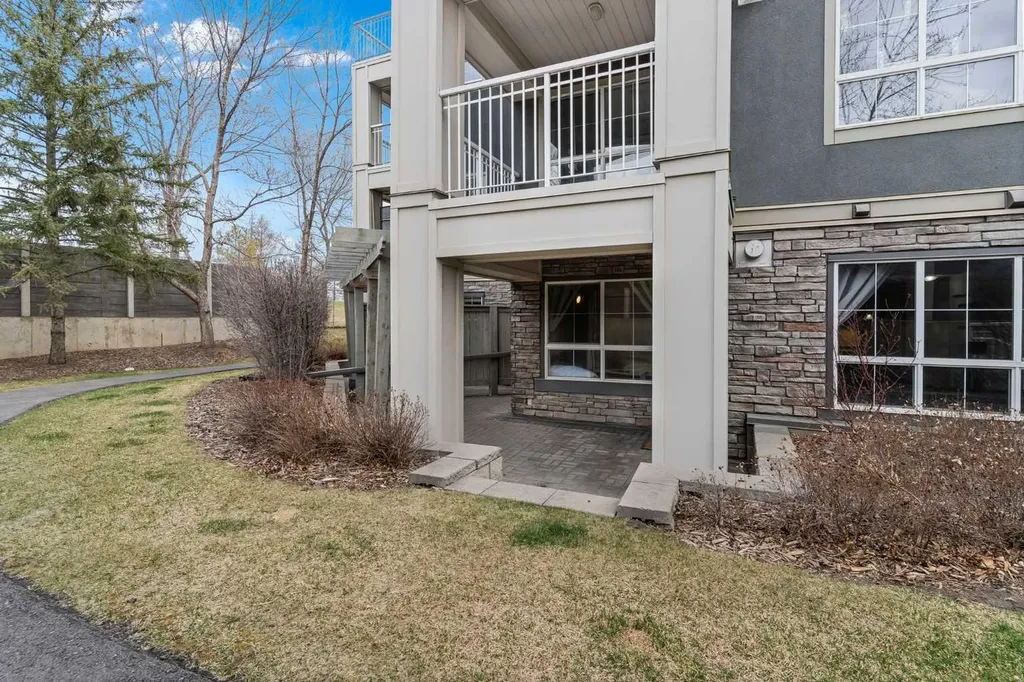 35 Richard Court SW Calgary AB T3E 7N9