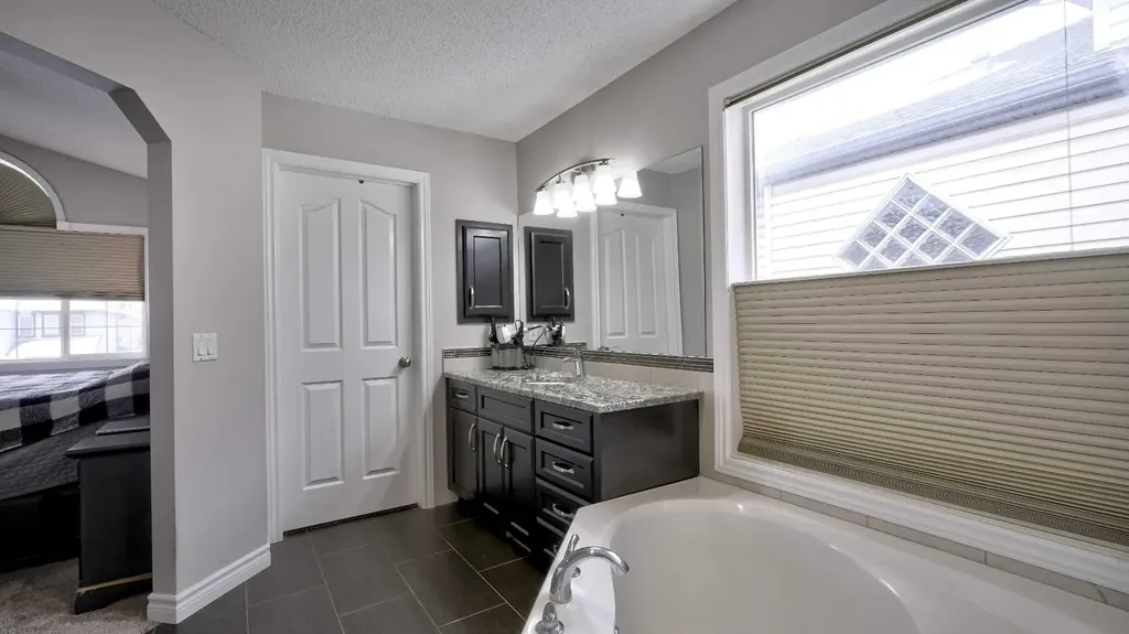139 Coopers Close SW Airdrie AB T4B 2X1