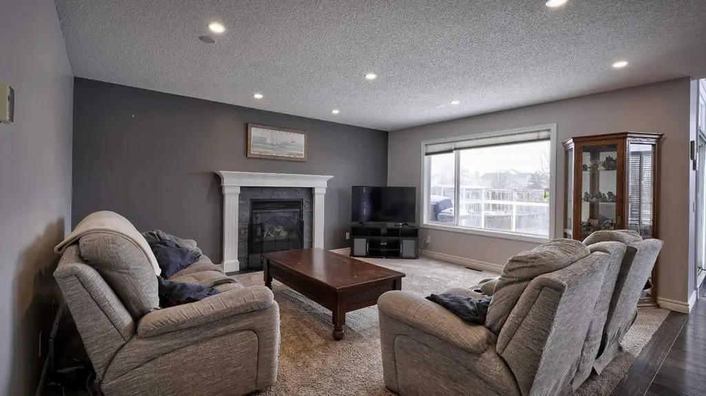 139 Coopers Close SW Airdrie AB T4B 2X1