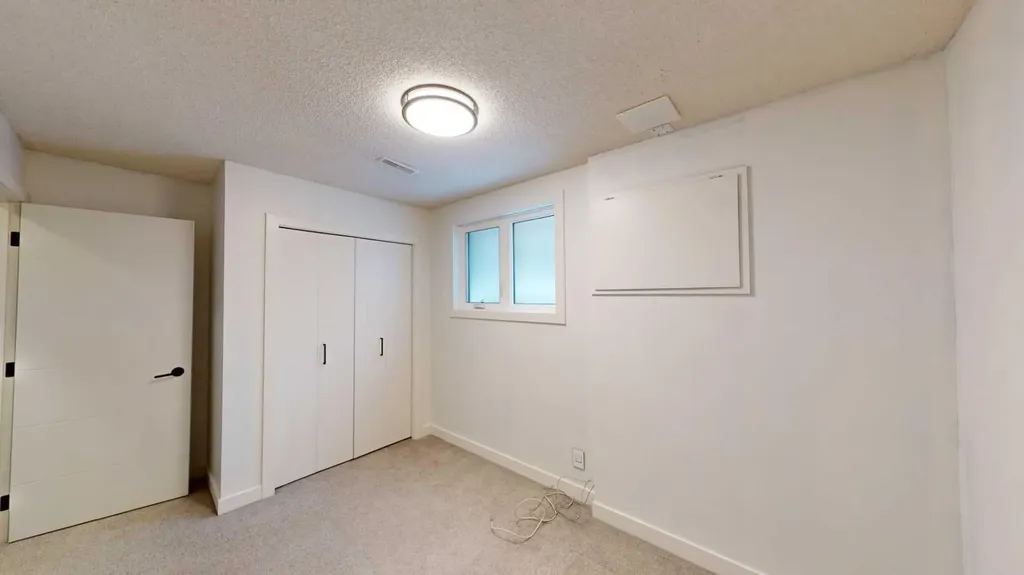7704 46 Avenue NW Calgary AB T3B 1Y2
