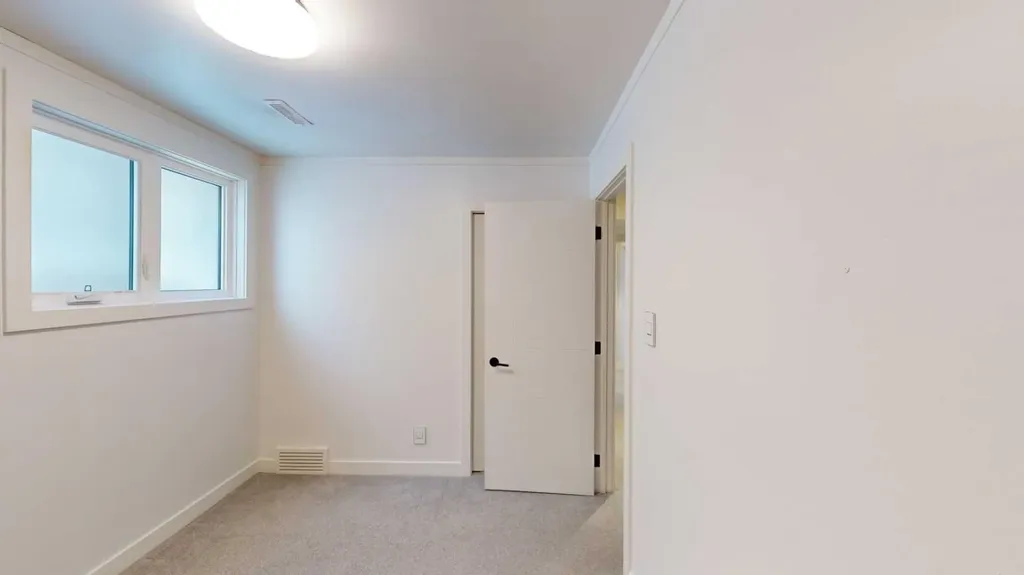 7704 46 Avenue NW Calgary AB T3B 1Y2
