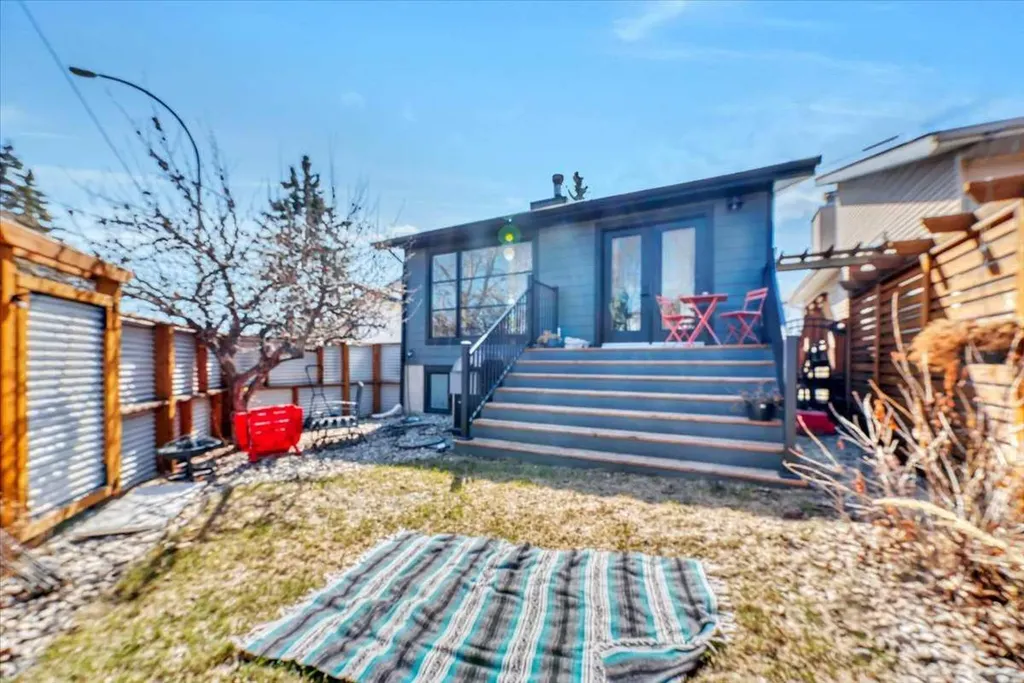 7704 46 Avenue NW Calgary AB T3B 1Y2
