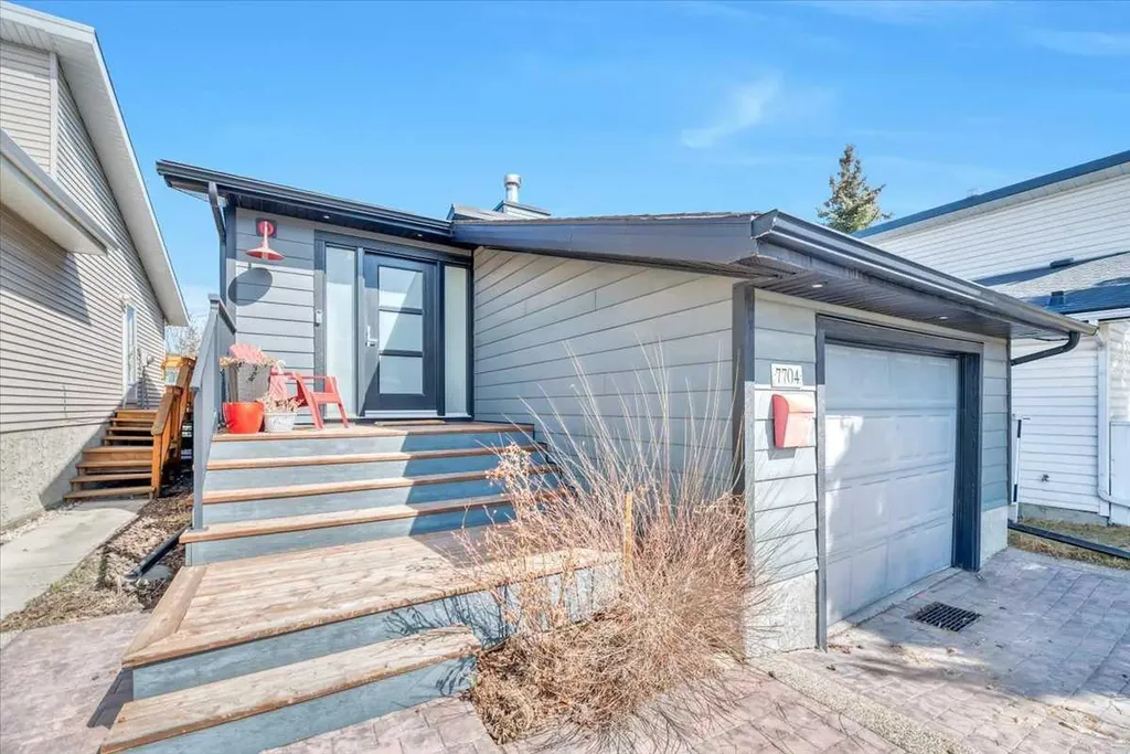 7704 46 Avenue NW Calgary AB T3B 1Y2