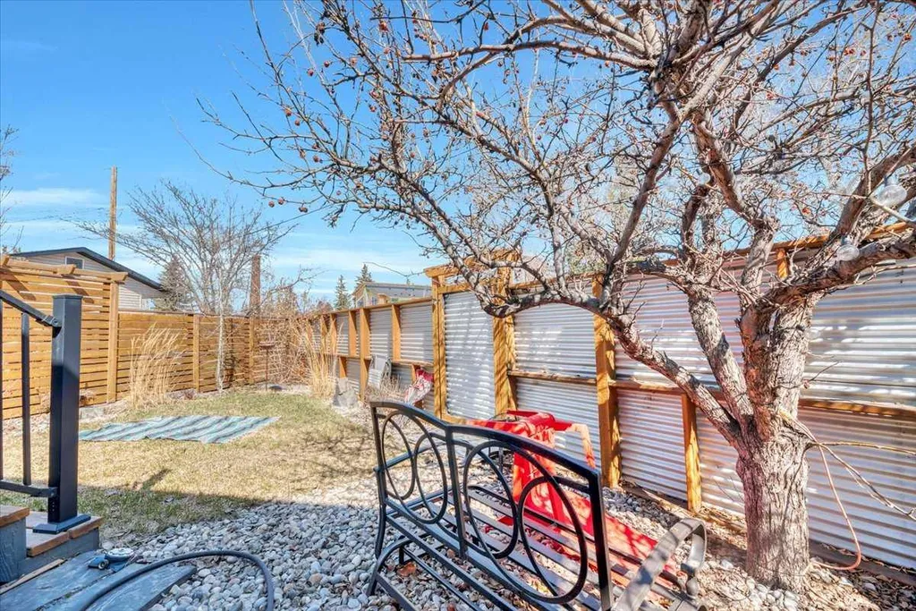 7704 46 Avenue NW Calgary AB T3B 1Y2