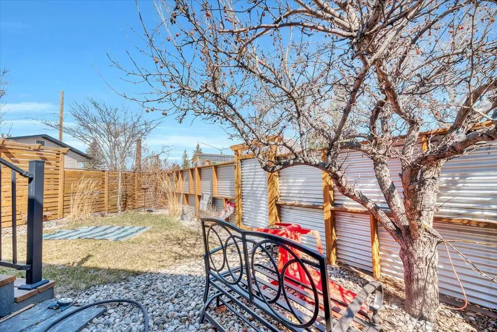 7704 46 Avenue NW Calgary AB T3B 1Y2