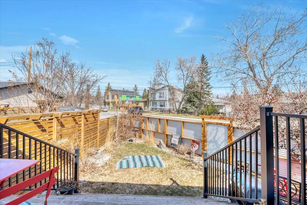 7704 46 Avenue NW Calgary AB T3B 1Y2