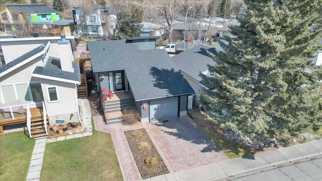 7704 46 Avenue NW Calgary AB T3B 1Y2
