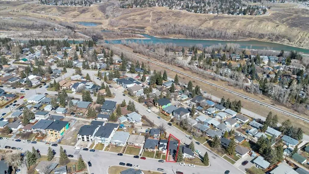 7704 46 Avenue NW Calgary AB T3B 1Y2