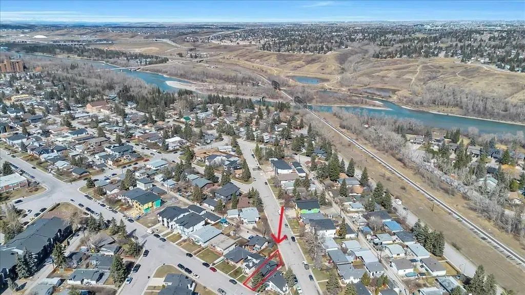 7704 46 Avenue NW Calgary AB T3B 1Y2