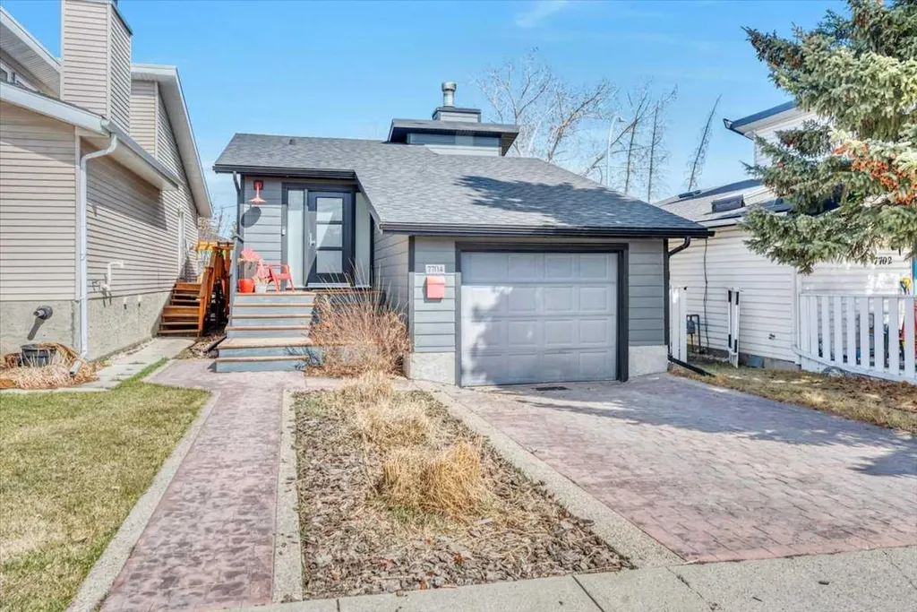 7704 46 Avenue NW Calgary AB T3B 1Y2
