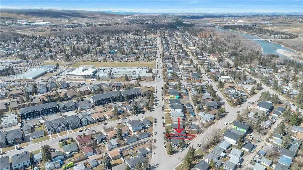 7704 46 Avenue NW Calgary AB T3B 1Y2