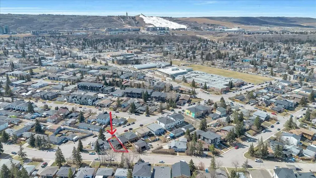 7704 46 Avenue NW Calgary AB T3B 1Y2