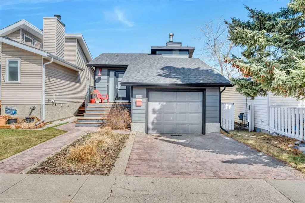 7704 46 Avenue NW Calgary AB T3B 1Y2