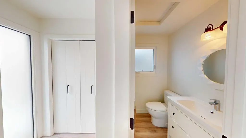7704 46 Avenue NW Calgary AB T3B 1Y2
