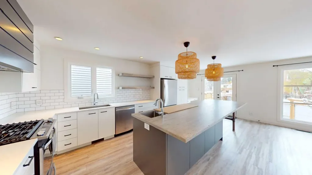 7704 46 Avenue NW Calgary AB T3B 1Y2