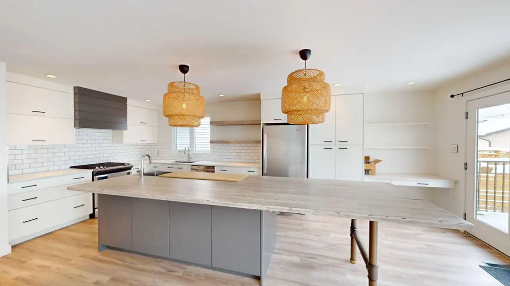 7704 46 Avenue NW Calgary AB T3B 1Y2
