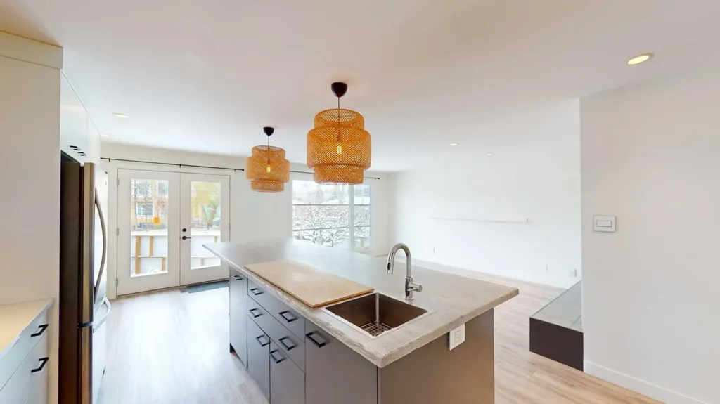 7704 46 Avenue NW Calgary AB T3B 1Y2