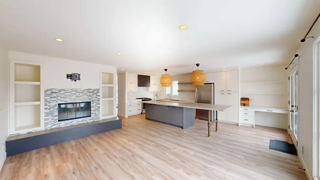 7704 46 Avenue NW Calgary AB T3B 1Y2