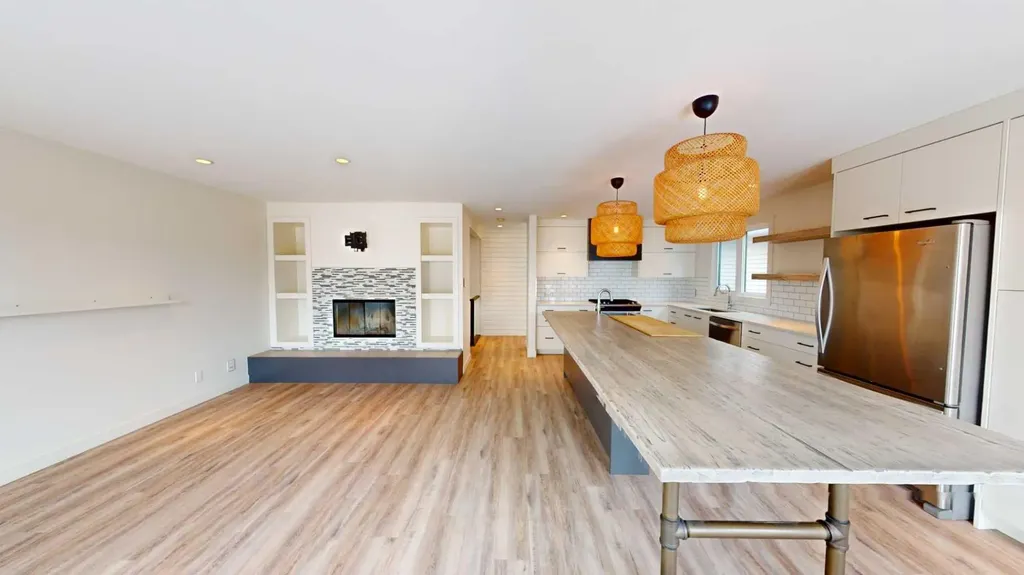 7704 46 Avenue NW Calgary AB T3B 1Y2
