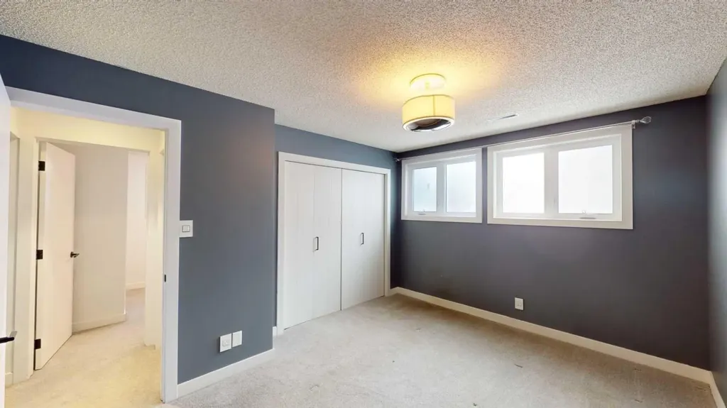 7704 46 Avenue NW Calgary AB T3B 1Y2