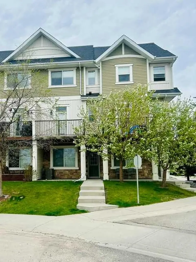 78 New Brighton Landing SE Calgary AB T2Z1C1