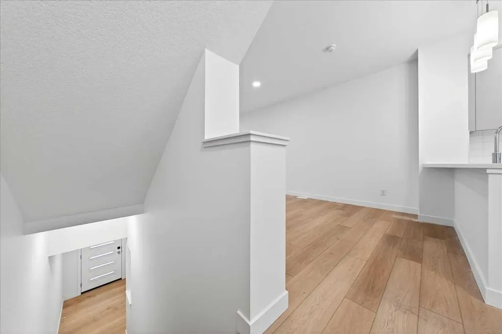 30 Rochester View NW Calgary AB T3L 0M8