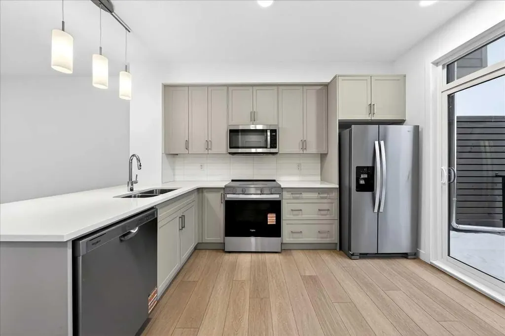 30 Rochester View NW Calgary AB T3L 0M8