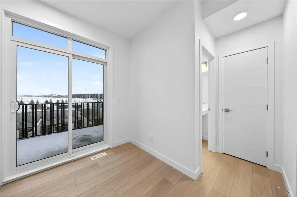 30 Rochester View NW Calgary AB T3L 0M8