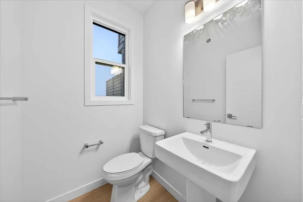 30 Rochester View NW Calgary AB T3L 0M8