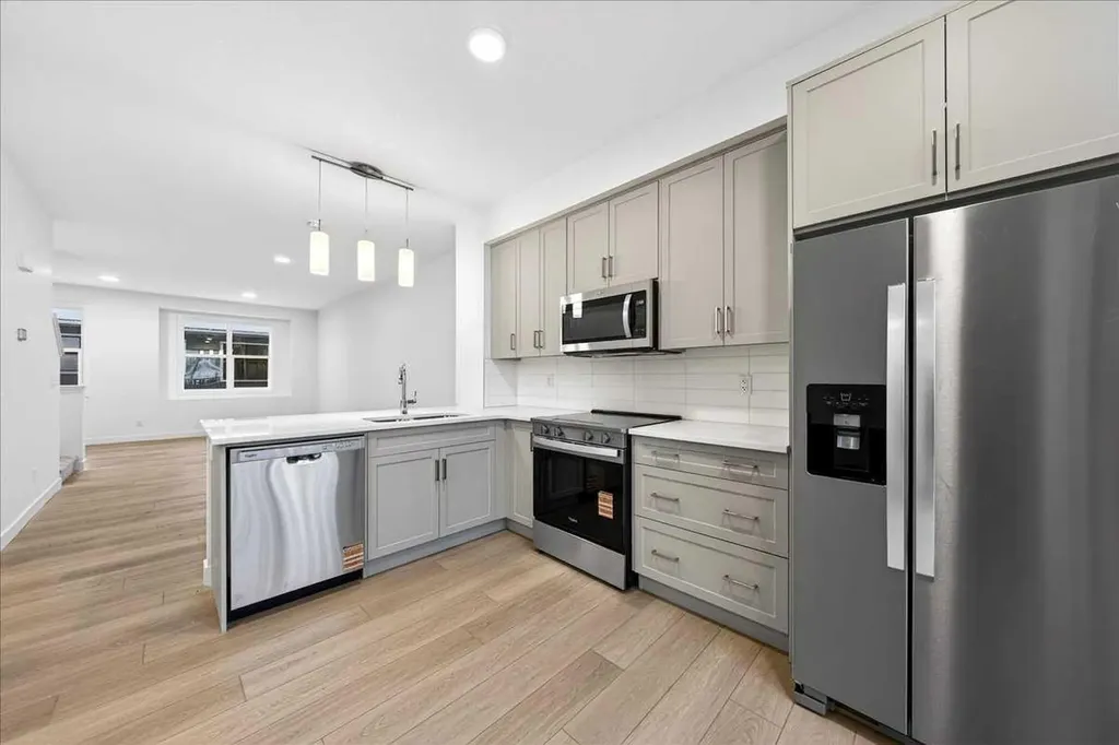 30 Rochester View NW Calgary AB T3L 0M8