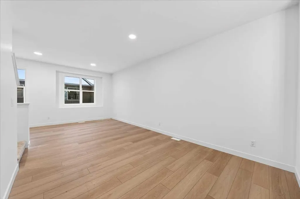 30 Rochester View NW Calgary AB T3L 0M8