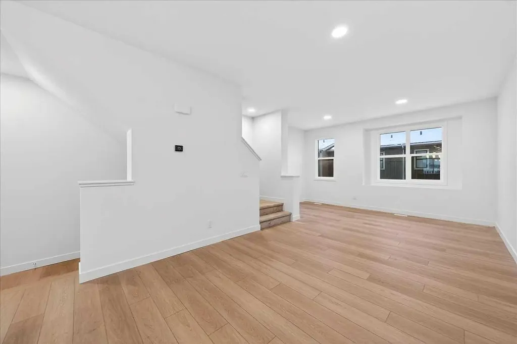 30 Rochester View NW Calgary AB T3L 0M8