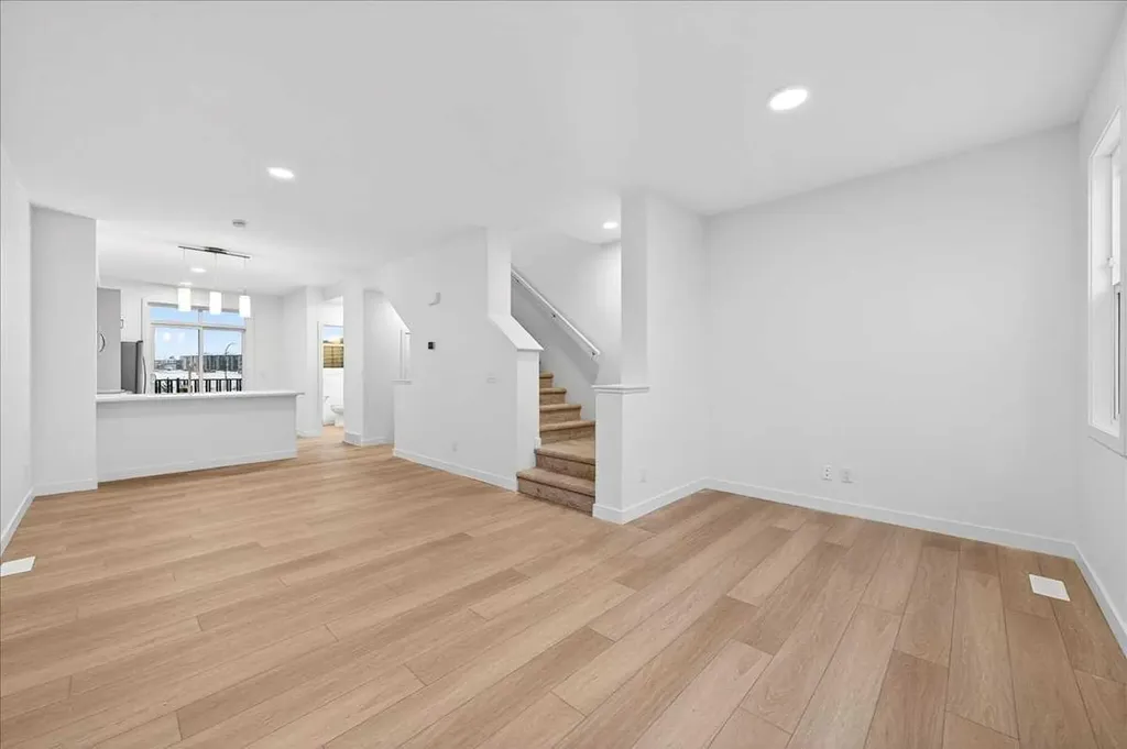 30 Rochester View NW Calgary AB T3L 0M8