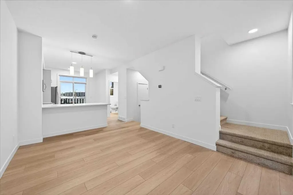 30 Rochester View NW Calgary AB T3L 0M8