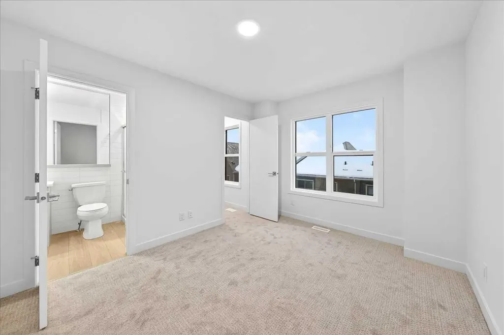 30 Rochester View NW Calgary AB T3L 0M8
