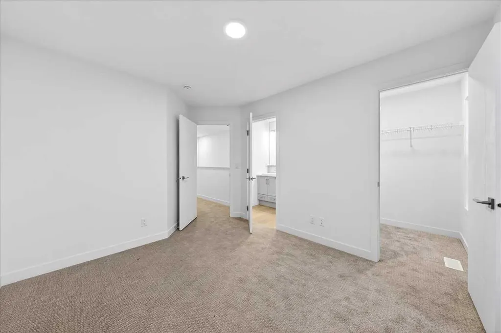 30 Rochester View NW Calgary AB T3L 0M8