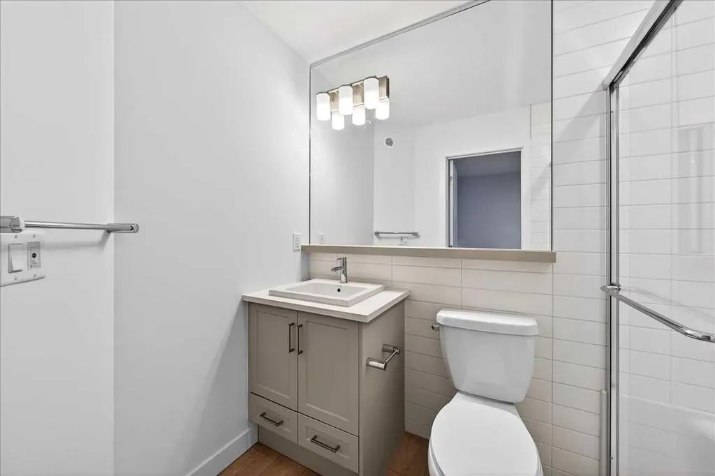 30 Rochester View NW Calgary AB T3L 0M8