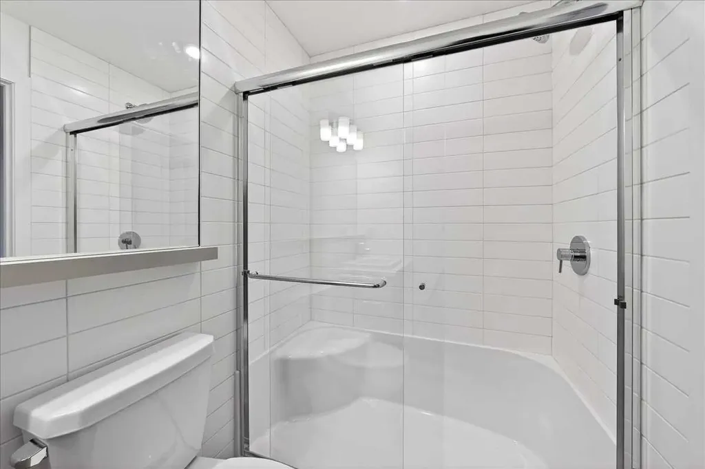 30 Rochester View NW Calgary AB T3L 0M8