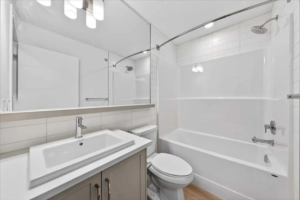 30 Rochester View NW Calgary AB T3L 0M8