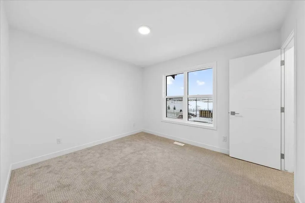 30 Rochester View NW Calgary AB T3L 0M8