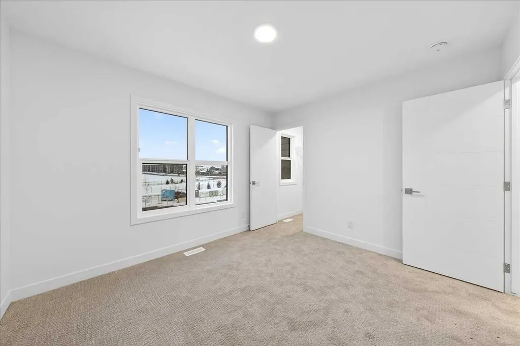 30 Rochester View NW Calgary AB T3L 0M8