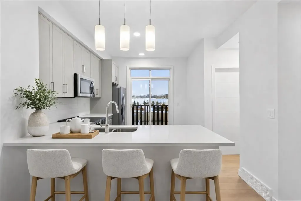30 Rochester View NW Calgary AB T3L 0M8