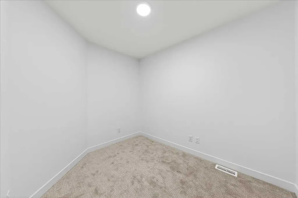 30 Rochester View NW Calgary AB T3L 0M8