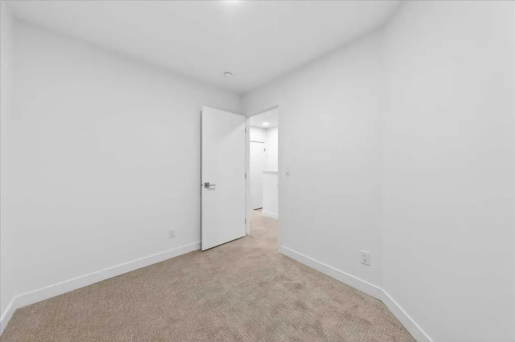 30 Rochester View NW Calgary AB T3L 0M8